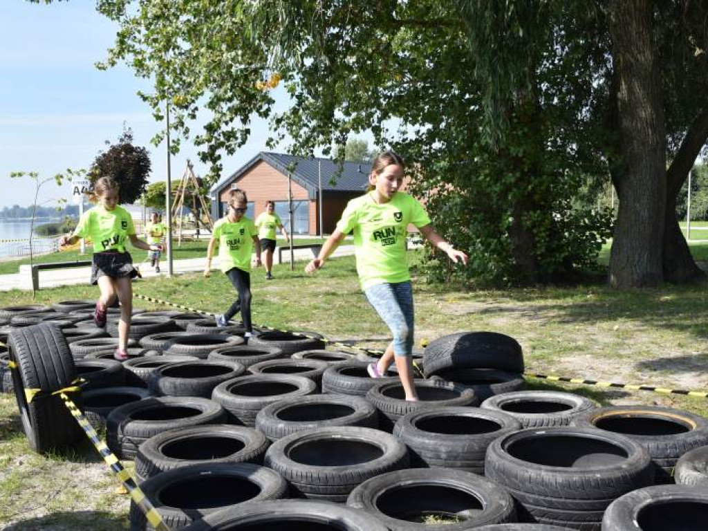 Run fit Kids w Tarnobrzegu. Mali zawodnicy w szaleńczym biegu z przeszkodami [zdjęcia]