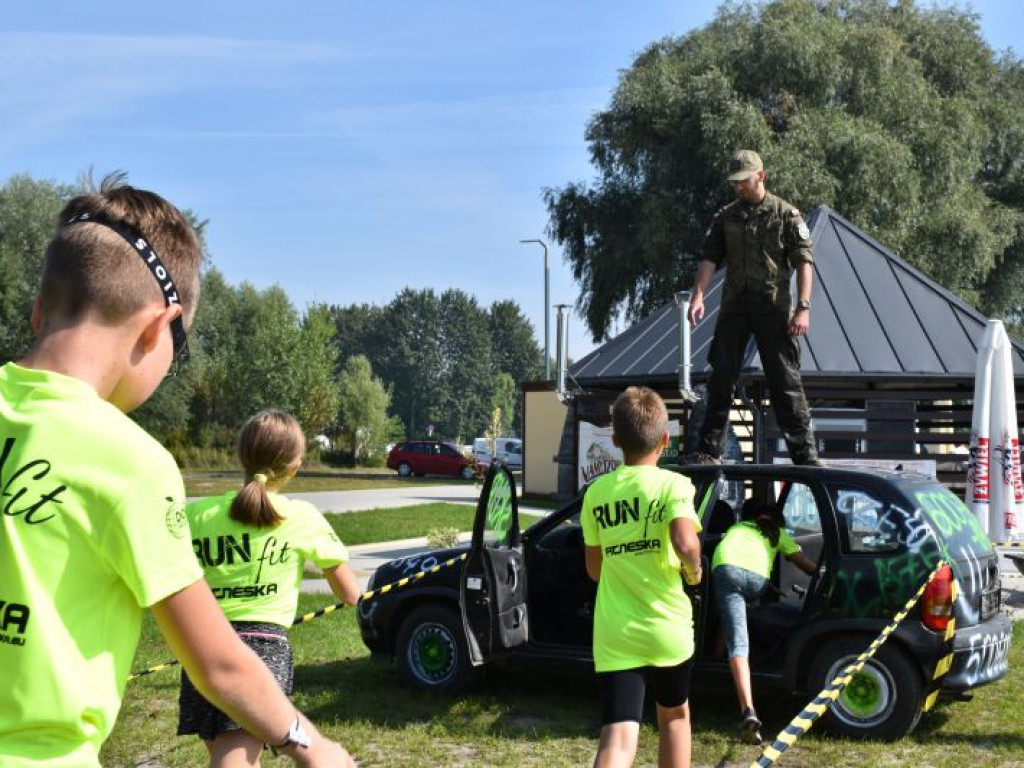 Run fit Kids w Tarnobrzegu. Mali zawodnicy w szaleńczym biegu z przeszkodami [zdjęcia]