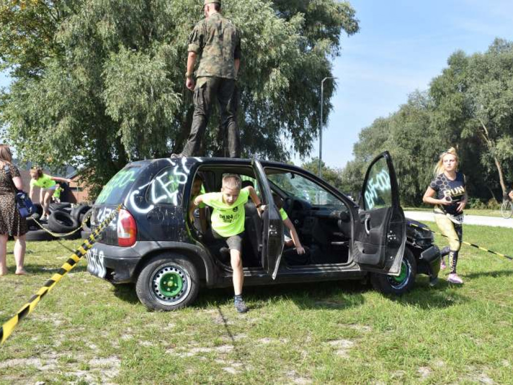 Run fit Kids w Tarnobrzegu. Mali zawodnicy w szaleńczym biegu z przeszkodami [zdjęcia]