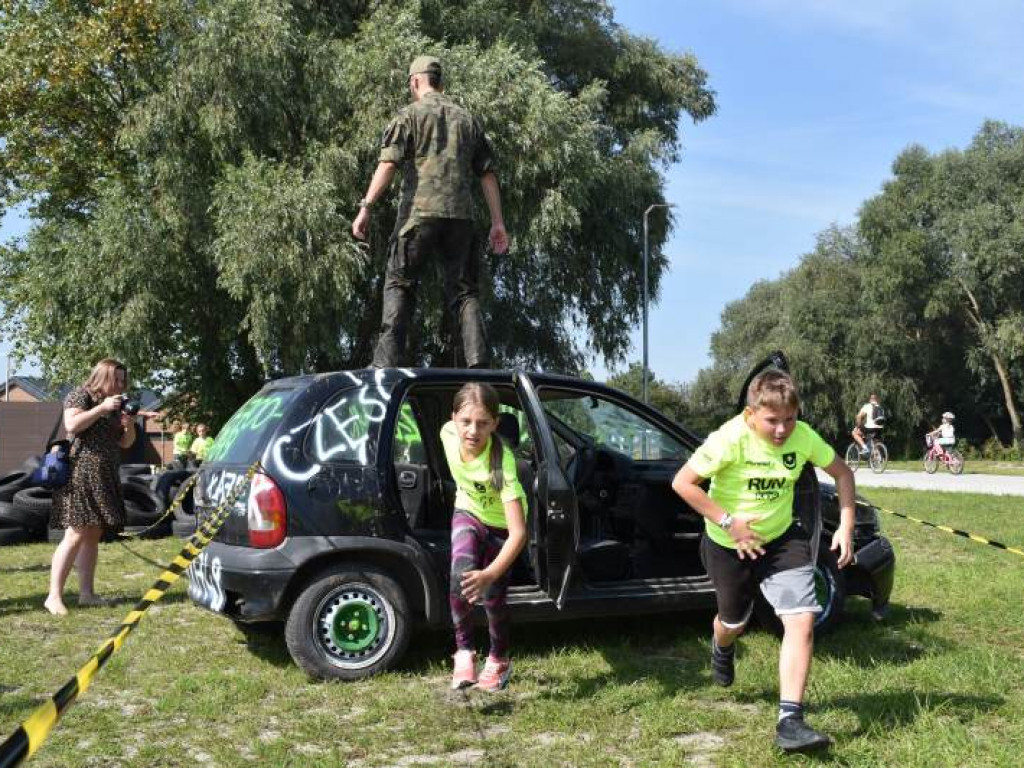 Run fit Kids w Tarnobrzegu. Mali zawodnicy w szaleńczym biegu z przeszkodami [zdjęcia]