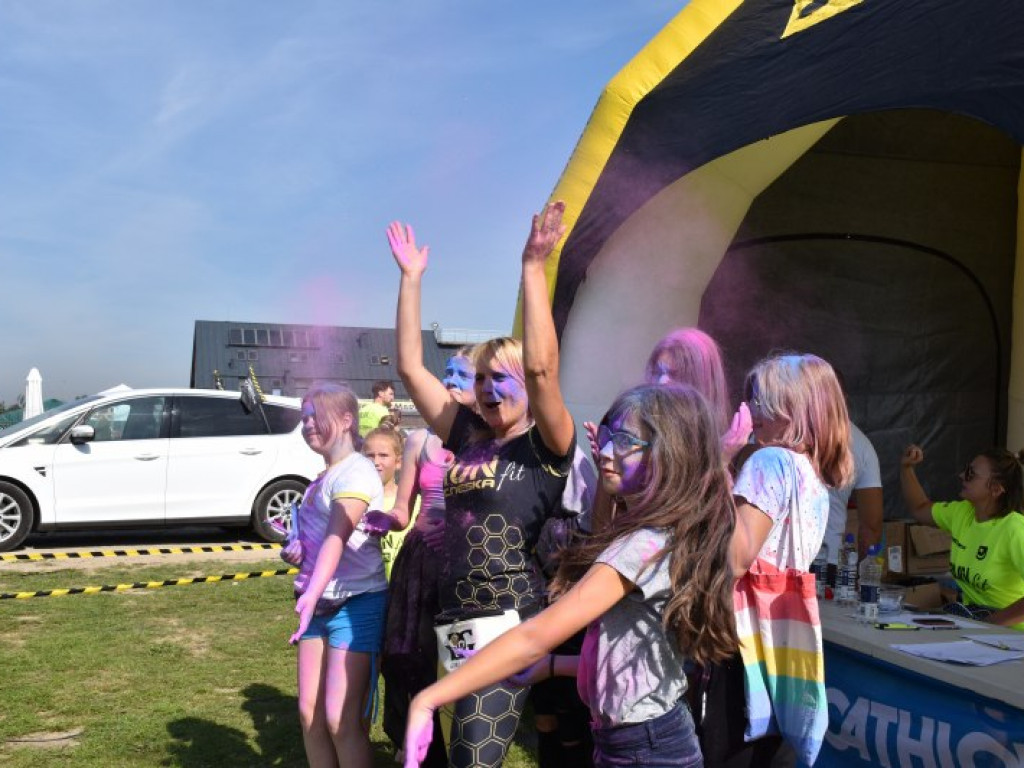 Run fit Kids w Tarnobrzegu. Mali zawodnicy w szaleńczym biegu z przeszkodami [zdjęcia]