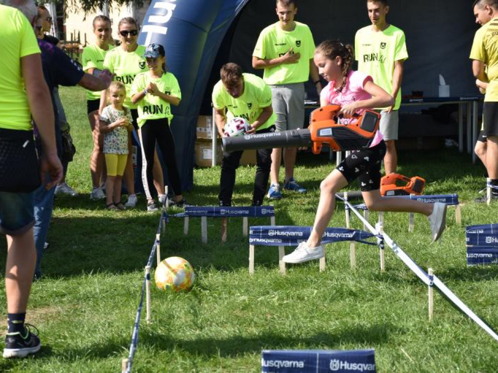 Run fit Kids w Tarnobrzegu. Mali zawodnicy w szaleńczym biegu z przeszkodami [zdjęcia]