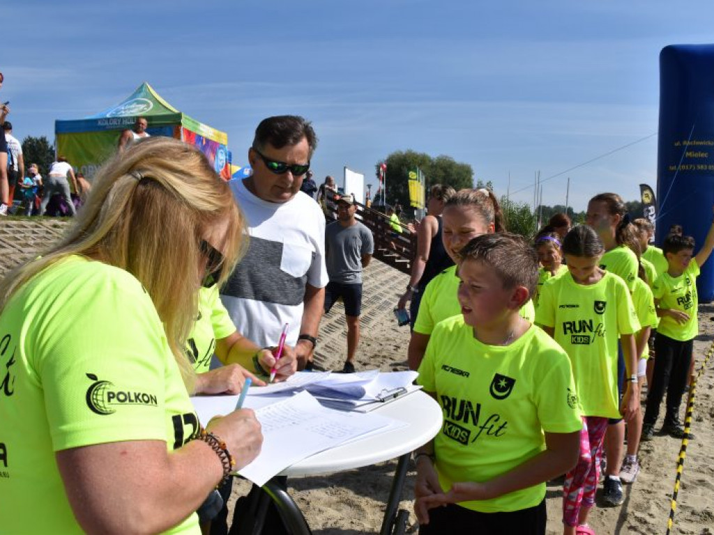 Run fit Kids w Tarnobrzegu. Mali zawodnicy w szaleńczym biegu z przeszkodami [zdjęcia]