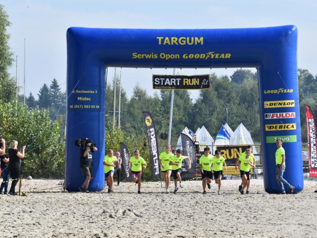 Run fit Kids w Tarnobrzegu. Mali zawodnicy w szaleńczym biegu z przeszkodami [zdjęcia]