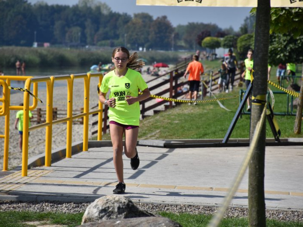 Run fit Kids w Tarnobrzegu. Mali zawodnicy w szaleńczym biegu z przeszkodami [zdjęcia]