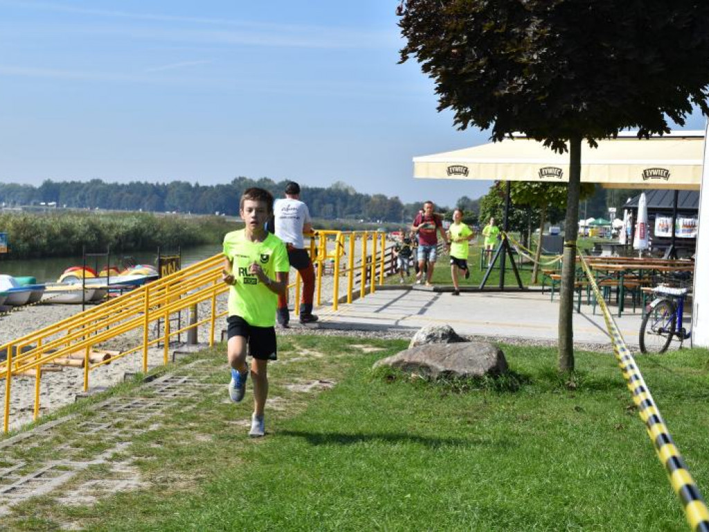 Run fit Kids w Tarnobrzegu. Mali zawodnicy w szaleńczym biegu z przeszkodami [zdjęcia]