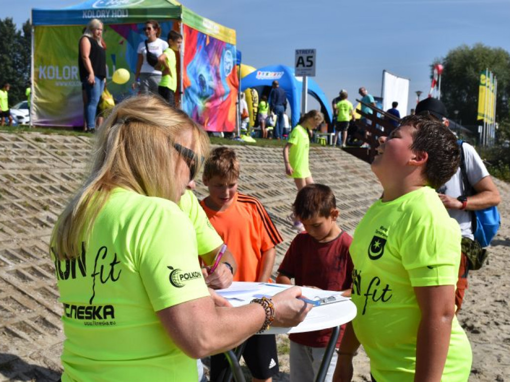 Run fit Kids w Tarnobrzegu. Mali zawodnicy w szaleńczym biegu z przeszkodami [zdjęcia]