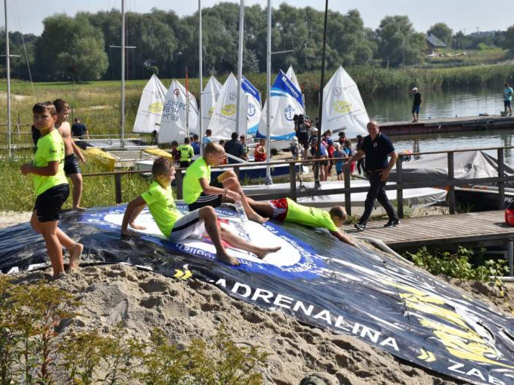 Run fit Kids w Tarnobrzegu. Mali zawodnicy w szaleńczym biegu z przeszkodami [zdjęcia]