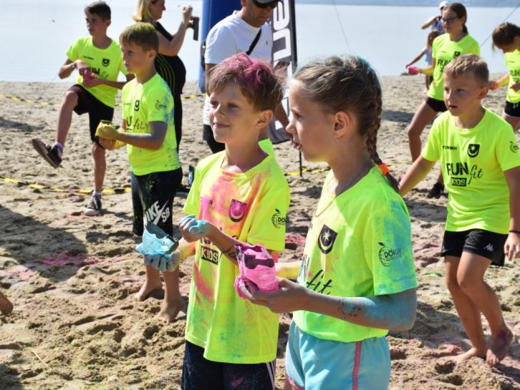 Run fit Kids w Tarnobrzegu. Mali zawodnicy w szaleńczym biegu z przeszkodami [zdjęcia]
