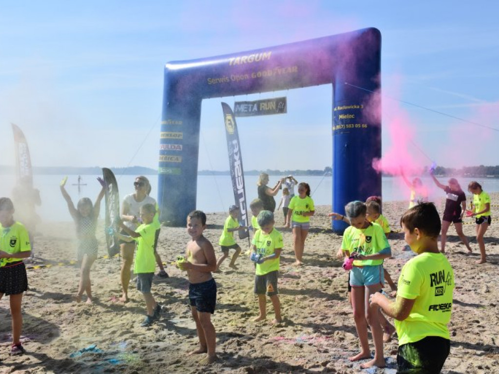 Run fit Kids w Tarnobrzegu. Mali zawodnicy w szaleńczym biegu z przeszkodami [zdjęcia]
