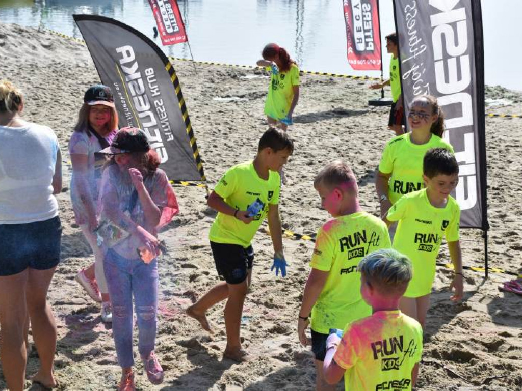 Run fit Kids w Tarnobrzegu. Mali zawodnicy w szaleńczym biegu z przeszkodami [zdjęcia]