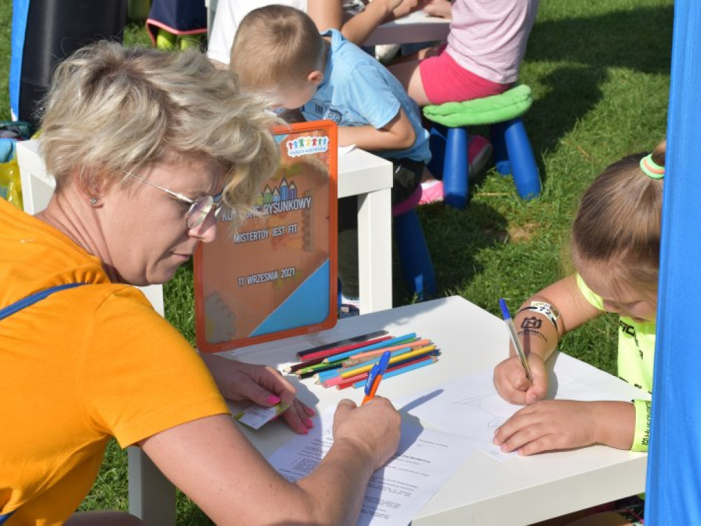 Run fit Kids w Tarnobrzegu. Mali zawodnicy w szaleńczym biegu z przeszkodami [zdjęcia]