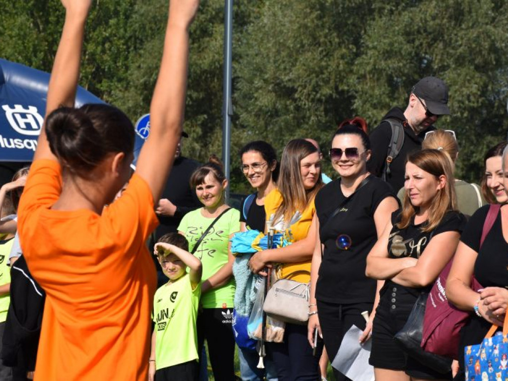 Run fit Kids w Tarnobrzegu. Mali zawodnicy w szaleńczym biegu z przeszkodami [zdjęcia]