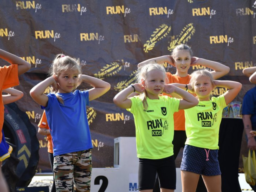 Run fit Kids w Tarnobrzegu. Mali zawodnicy w szaleńczym biegu z przeszkodami [zdjęcia]
