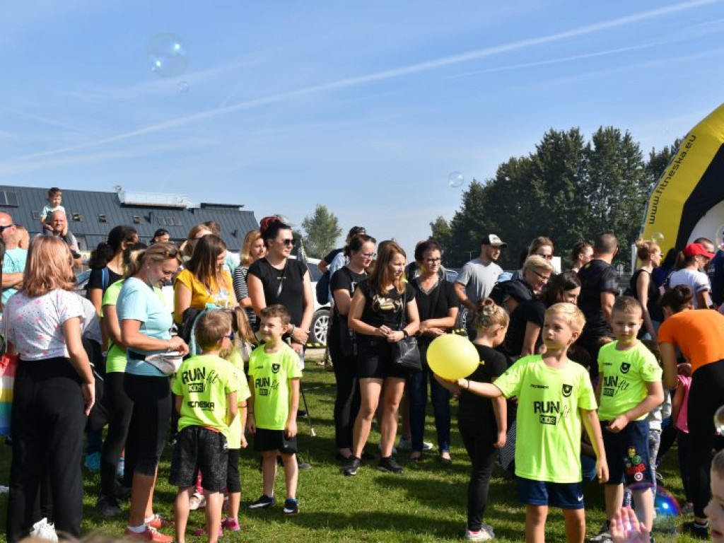 Run fit Kids w Tarnobrzegu. Mali zawodnicy w szaleńczym biegu z przeszkodami [zdjęcia]