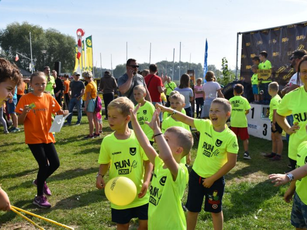 Run fit Kids w Tarnobrzegu. Mali zawodnicy w szaleńczym biegu z przeszkodami [zdjęcia]