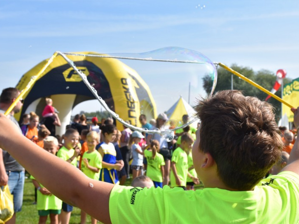 Run fit Kids w Tarnobrzegu. Mali zawodnicy w szaleńczym biegu z przeszkodami [zdjęcia]
