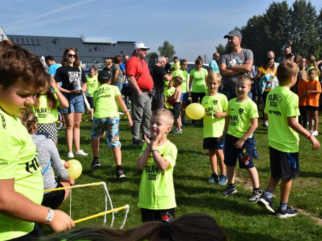 Run fit Kids w Tarnobrzegu. Mali zawodnicy w szaleńczym biegu z przeszkodami [zdjęcia]