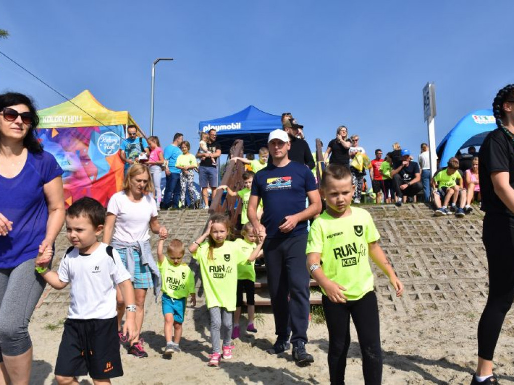Run fit Kids w Tarnobrzegu. Mali zawodnicy w szaleńczym biegu z przeszkodami [zdjęcia]