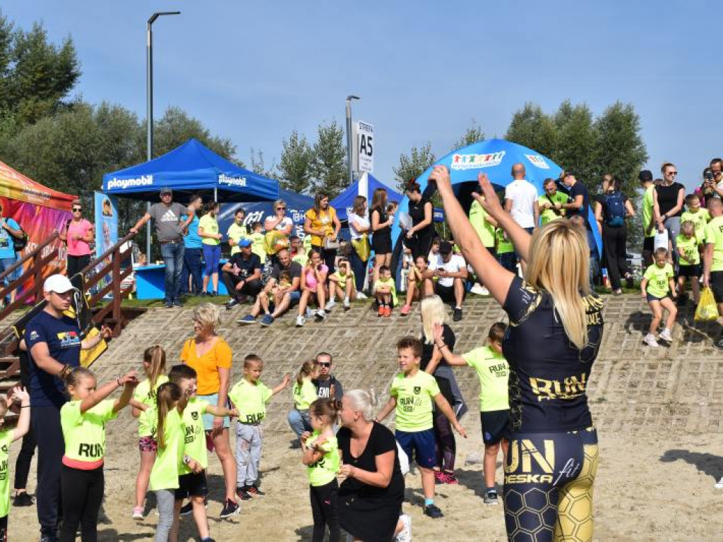 Run fit Kids w Tarnobrzegu. Mali zawodnicy w szaleńczym biegu z przeszkodami [zdjęcia]