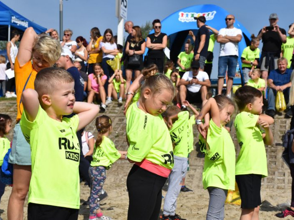 Run fit Kids w Tarnobrzegu. Mali zawodnicy w szaleńczym biegu z przeszkodami [zdjęcia]