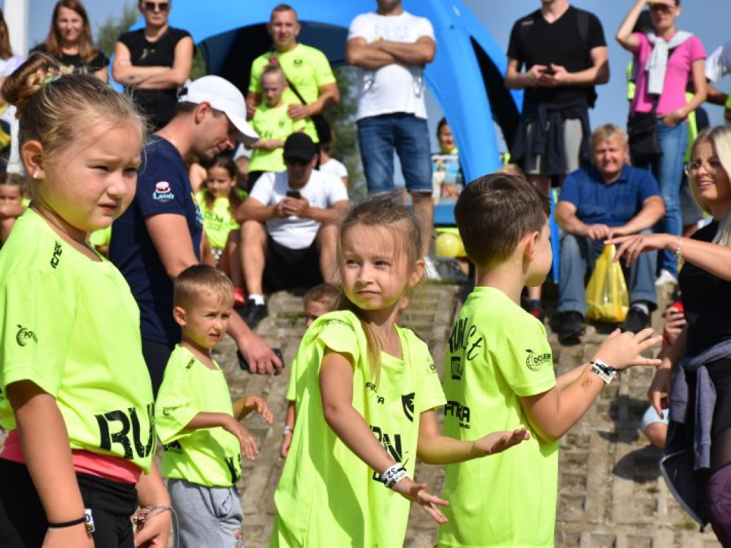 Run fit Kids w Tarnobrzegu. Mali zawodnicy w szaleńczym biegu z przeszkodami [zdjęcia]