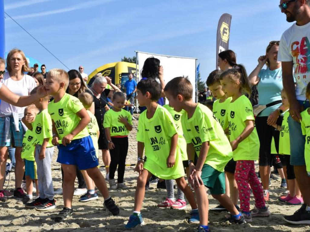 Run fit Kids w Tarnobrzegu. Mali zawodnicy w szaleńczym biegu z przeszkodami [zdjęcia]