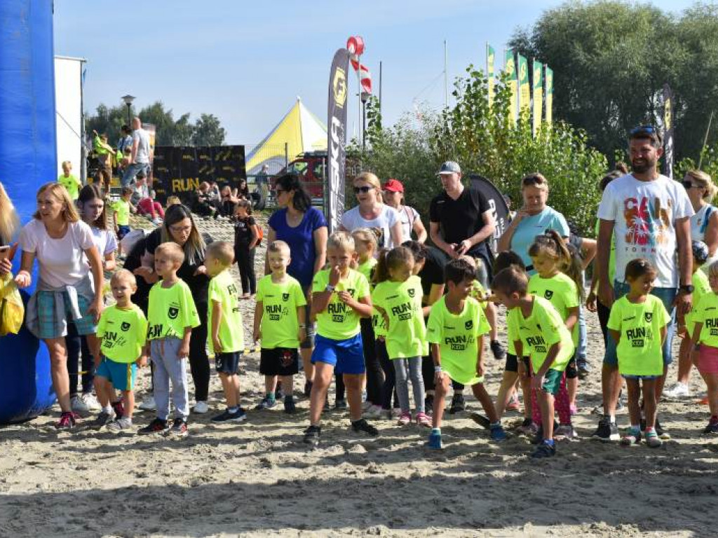 Run fit Kids w Tarnobrzegu. Mali zawodnicy w szaleńczym biegu z przeszkodami [zdjęcia]
