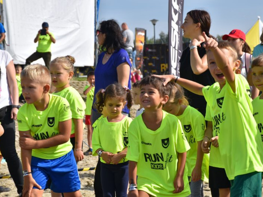 Run fit Kids w Tarnobrzegu. Mali zawodnicy w szaleńczym biegu z przeszkodami [zdjęcia]