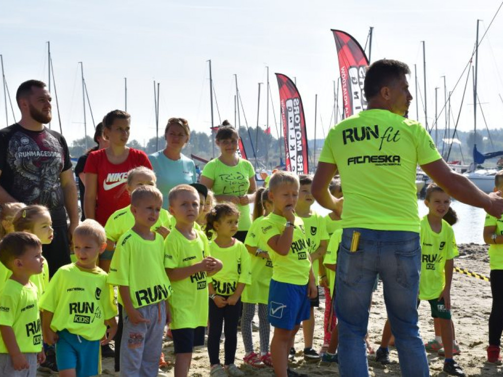Run fit Kids w Tarnobrzegu. Mali zawodnicy w szaleńczym biegu z przeszkodami [zdjęcia]