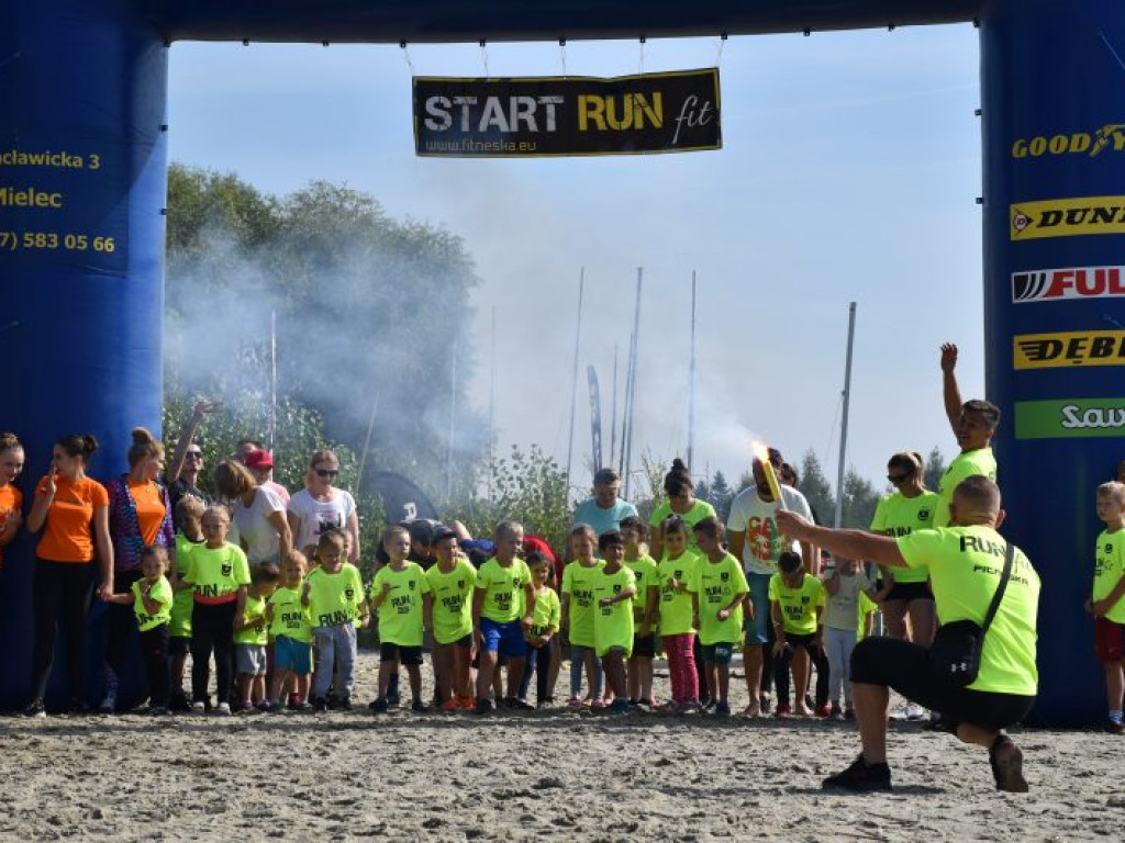 Run fit Kids w Tarnobrzegu. Mali zawodnicy w szaleńczym biegu z przeszkodami [zdjęcia]