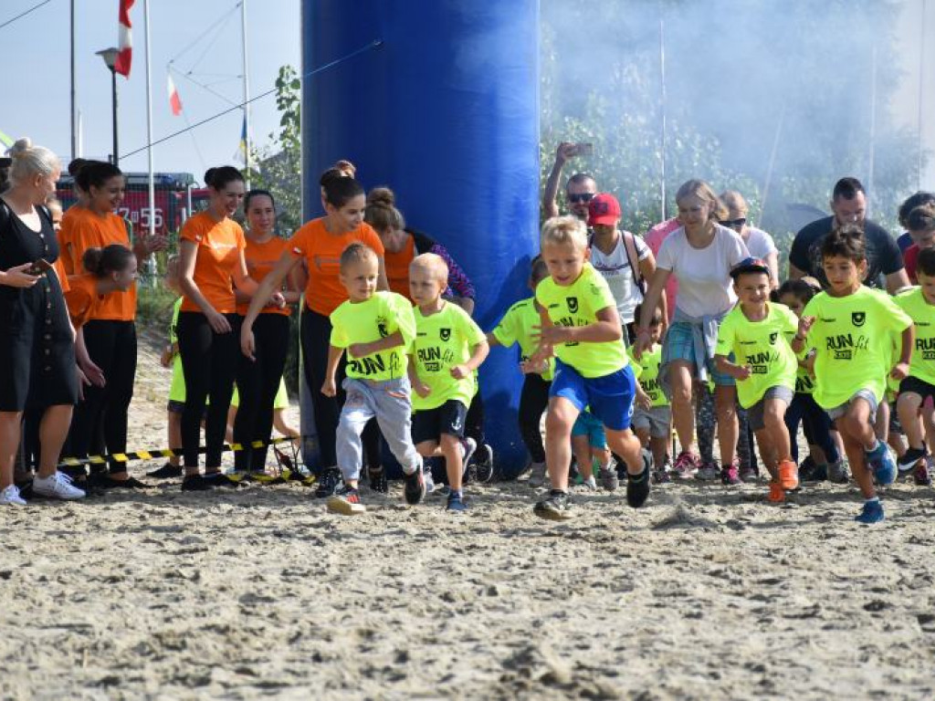 Run fit Kids w Tarnobrzegu. Mali zawodnicy w szaleńczym biegu z przeszkodami [zdjęcia]