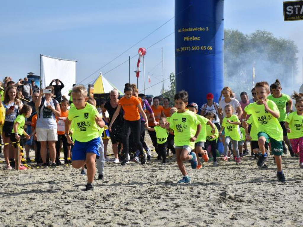 Run fit Kids w Tarnobrzegu. Mali zawodnicy w szaleńczym biegu z przeszkodami [zdjęcia]