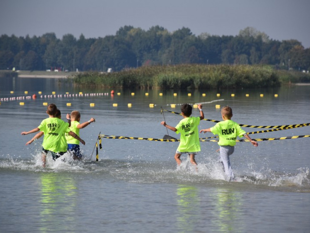 Run fit Kids w Tarnobrzegu. Mali zawodnicy w szaleńczym biegu z przeszkodami [zdjęcia]