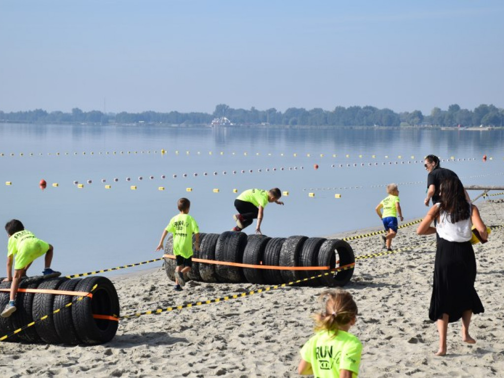 Run fit Kids w Tarnobrzegu. Mali zawodnicy w szaleńczym biegu z przeszkodami [zdjęcia]
