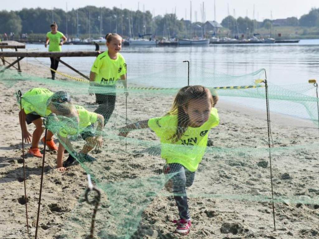 Run fit Kids w Tarnobrzegu. Mali zawodnicy w szaleńczym biegu z przeszkodami [zdjęcia]