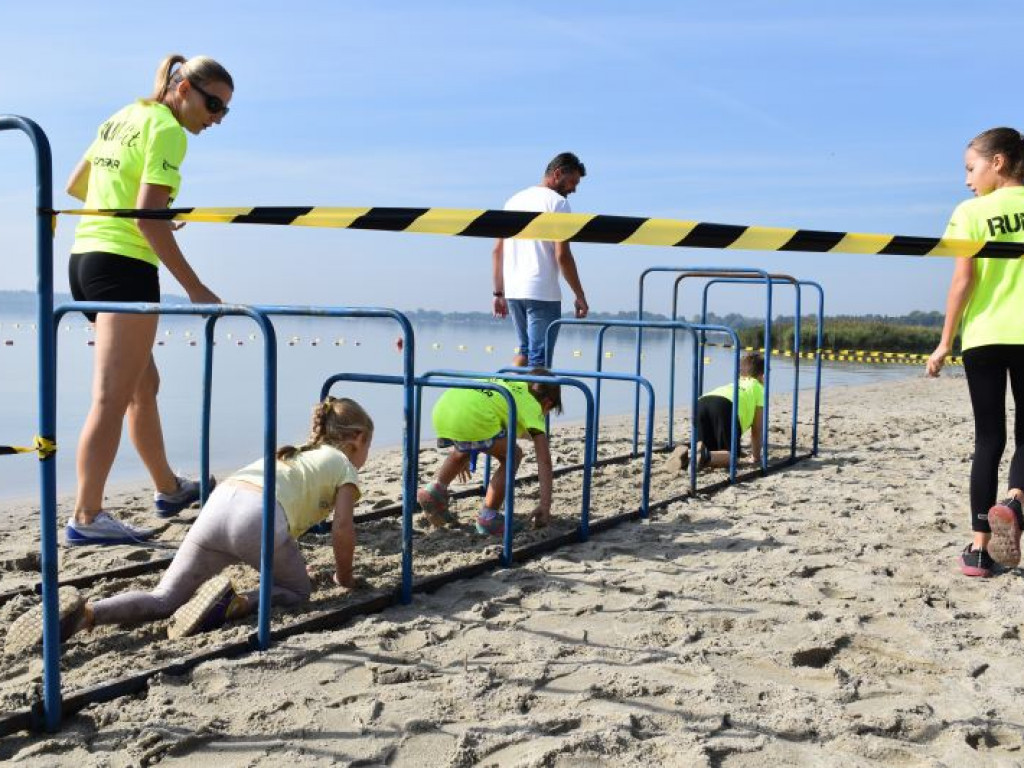 Run fit Kids w Tarnobrzegu. Mali zawodnicy w szaleńczym biegu z przeszkodami [zdjęcia]