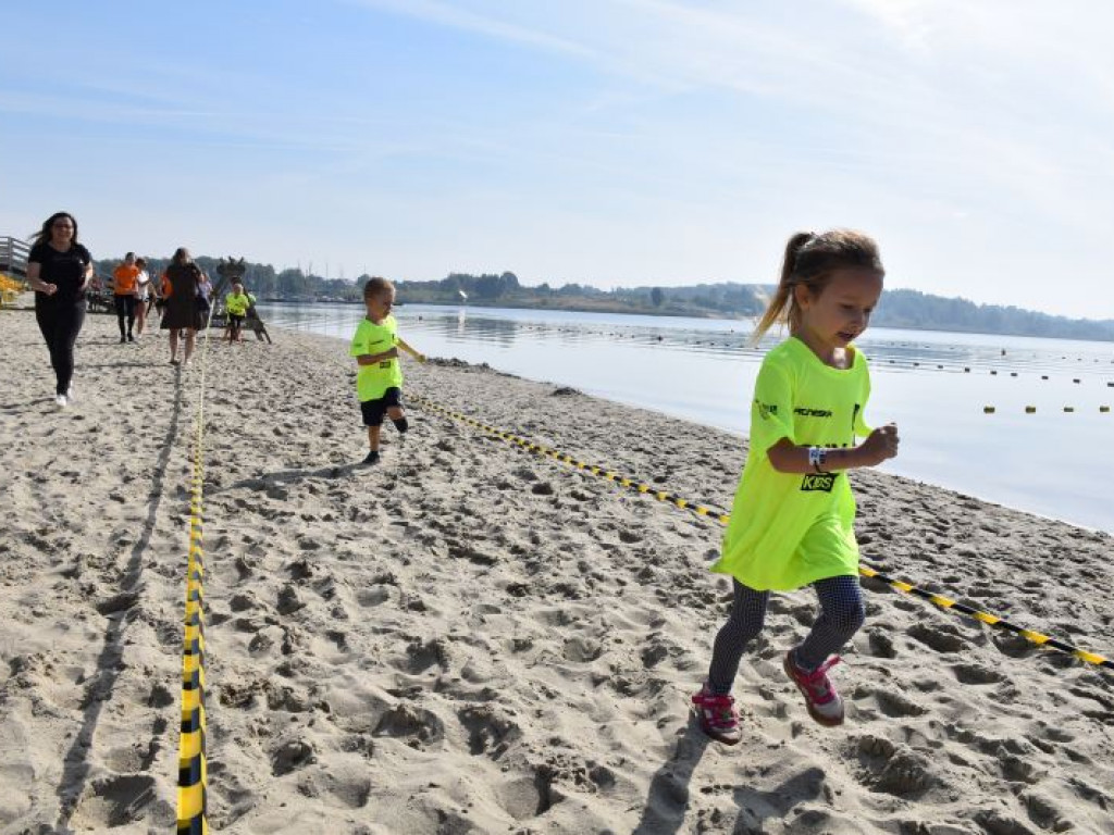 Run fit Kids w Tarnobrzegu. Mali zawodnicy w szaleńczym biegu z przeszkodami [zdjęcia]
