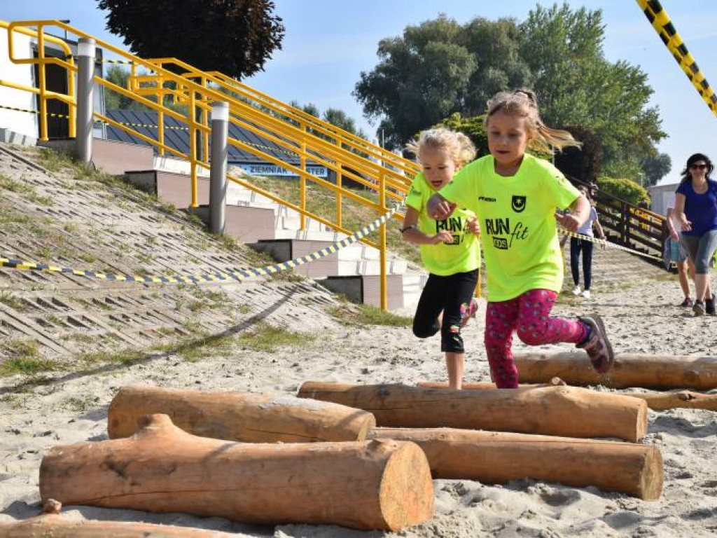 Run fit Kids w Tarnobrzegu. Mali zawodnicy w szaleńczym biegu z przeszkodami [zdjęcia]