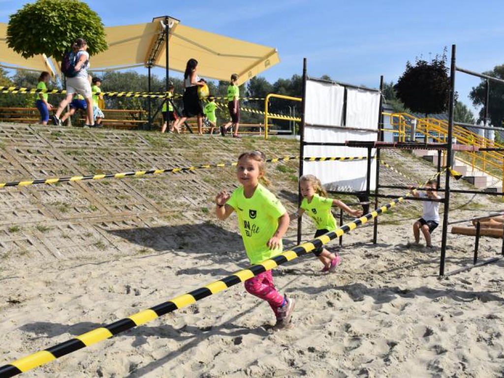Run fit Kids w Tarnobrzegu. Mali zawodnicy w szaleńczym biegu z przeszkodami [zdjęcia]