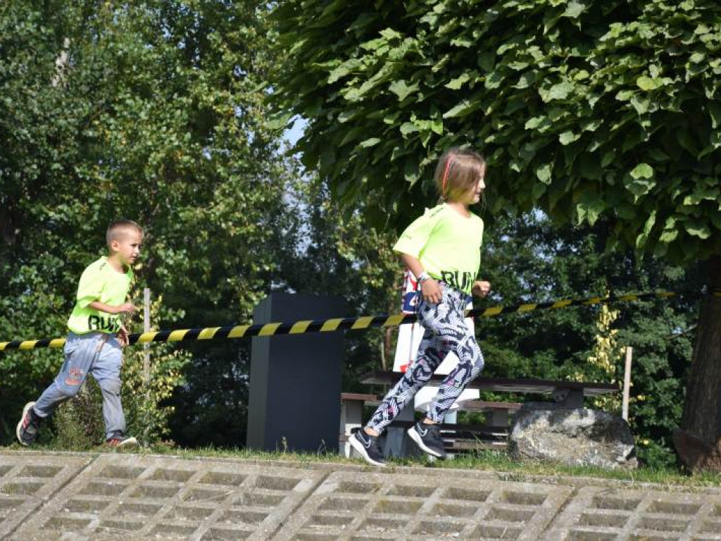 Run fit Kids w Tarnobrzegu. Mali zawodnicy w szaleńczym biegu z przeszkodami [zdjęcia]