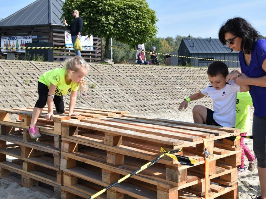 Run fit Kids w Tarnobrzegu. Mali zawodnicy w szaleńczym biegu z przeszkodami [zdjęcia]