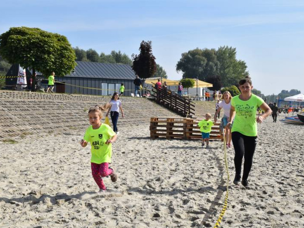 Run fit Kids w Tarnobrzegu. Mali zawodnicy w szaleńczym biegu z przeszkodami [zdjęcia]