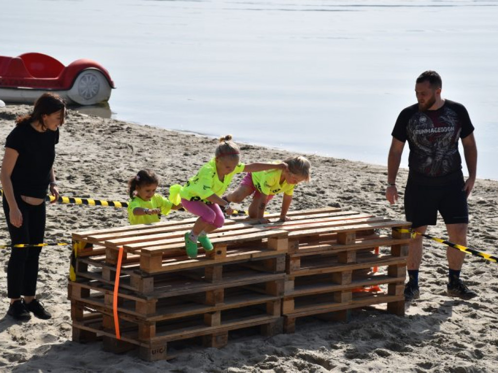 Run fit Kids w Tarnobrzegu. Mali zawodnicy w szaleńczym biegu z przeszkodami [zdjęcia]