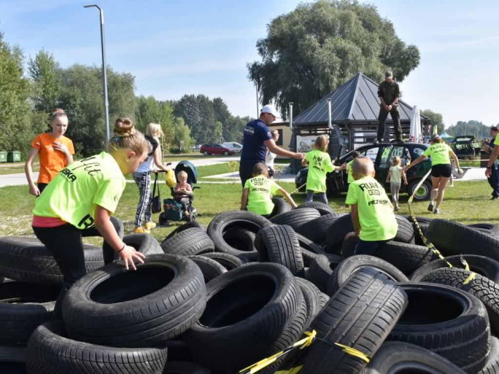 Run fit Kids w Tarnobrzegu. Mali zawodnicy w szaleńczym biegu z przeszkodami [zdjęcia]