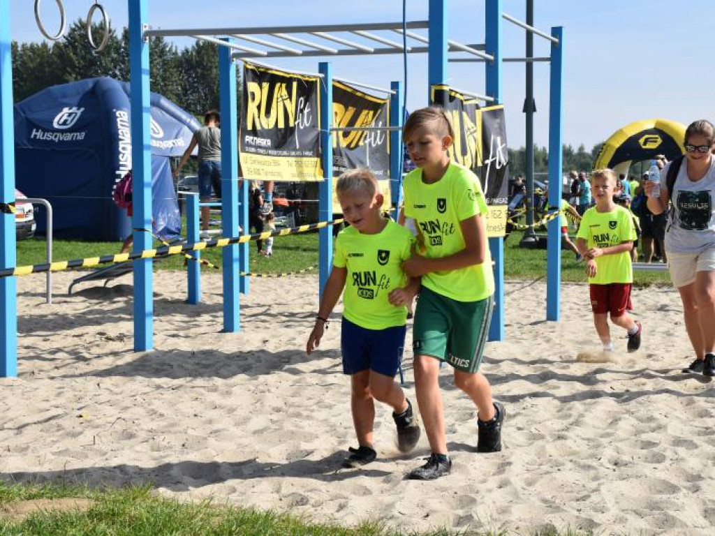 Run fit Kids w Tarnobrzegu. Mali zawodnicy w szaleńczym biegu z przeszkodami [zdjęcia]