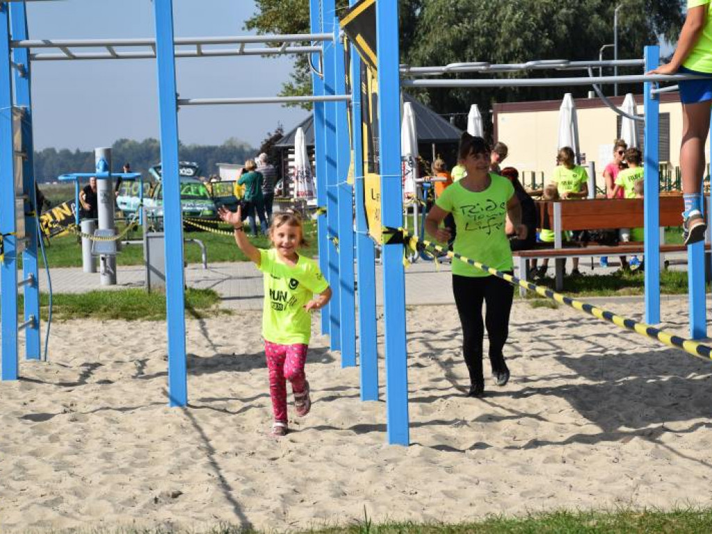 Run fit Kids w Tarnobrzegu. Mali zawodnicy w szaleńczym biegu z przeszkodami [zdjęcia]