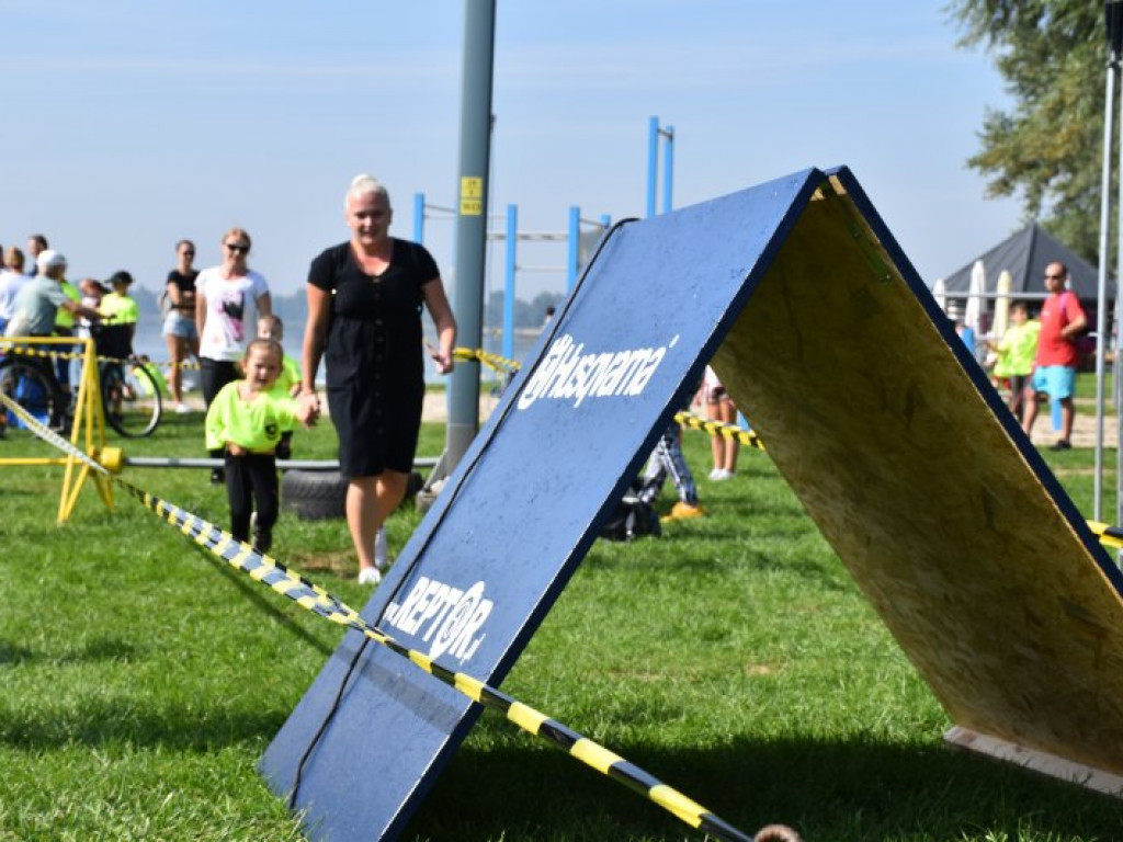 Run fit Kids w Tarnobrzegu. Mali zawodnicy w szaleńczym biegu z przeszkodami [zdjęcia]