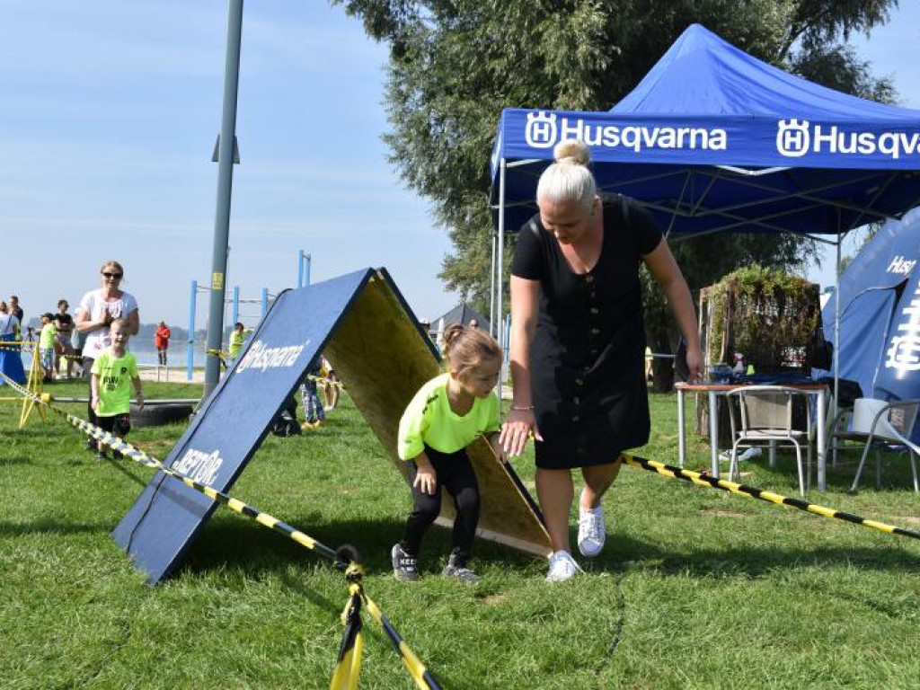 Run fit Kids w Tarnobrzegu. Mali zawodnicy w szaleńczym biegu z przeszkodami [zdjęcia]