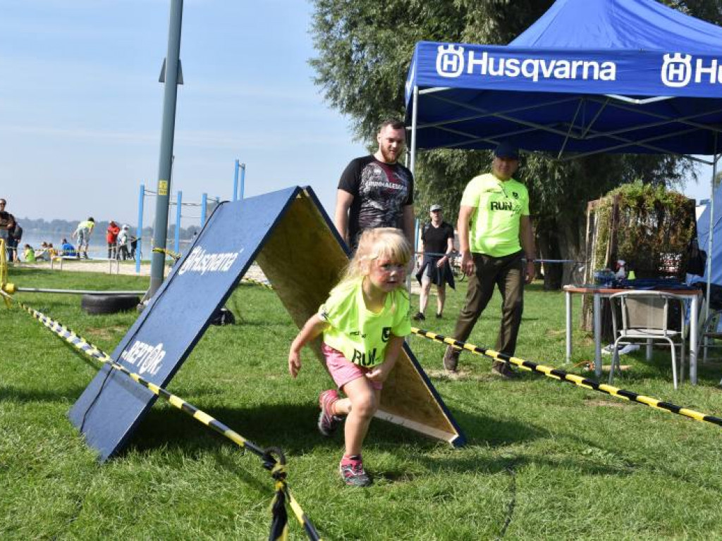 Run fit Kids w Tarnobrzegu. Mali zawodnicy w szaleńczym biegu z przeszkodami [zdjęcia]